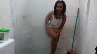 10. lavando o banheiro Se vocês gostaram do meu vídeo escreve no canal para mi continuar compartilhando