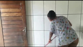 6. lavando o piso da cozinha