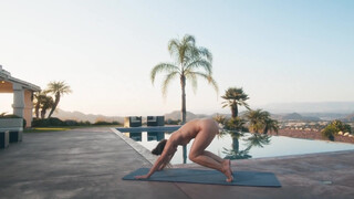 4. Hot & Sweaty Naked’ Power Yoga for a healthy life فوائد اليوغا الصباحية لصحة جيدة