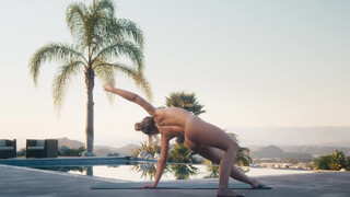 5. Hot & Sweaty Naked’ Power Yoga for a healthy life فوائد اليوغا الصباحية لصحة جيدة