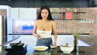 7. Võ Huỳnh Ngọc Phụng Mặc Áo Dây Làm BÁNH BÍ NGÒI Ngon Miệng Ngon Mắt | Cute Asian Girl