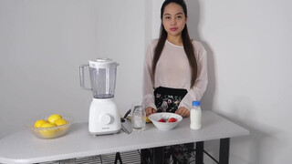2. HOW TO MAKE STRAWBERRY Banana Milk Shake By Kaye Torres Cookbook
