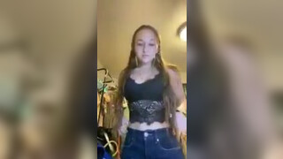 1. Babe in tight jeans showing her body – Periscope Live Stream