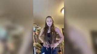 7. Babe in tight jeans showing her body – Periscope Live Stream