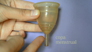 1. Cómo colocar una copa menstrual (ejemplo explícito)