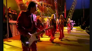 10. Johnny Hallyday et les filles du Crazy Horse – Tour Eiffel 2000 – Le feu