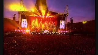 3. Johnny Hallyday et les filles du Crazy Horse – Tour Eiffel 2000 – Le feu