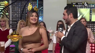 3. Conductora se le olvida que no trae nada y enseña todo en vivo en programa Aficionados