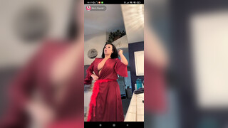 5. This woman is naked on Tiktok Live and everyone see her body