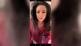 7. This woman is naked on Tiktok Live and everyone see her body