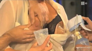 hand expressing breast milk Toutrial Swedish