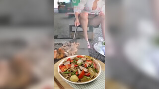 1. Mua lòng xào dưa để mời anh em tài xế nhậu @ anh em tài xế