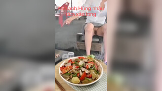 4. Mua lòng xào dưa để mời anh em tài xế nhậu @ anh em tài xế