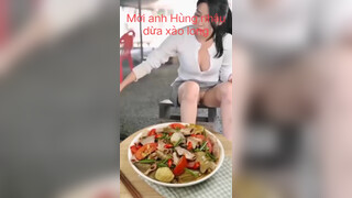 5. Mua lòng xào dưa để mời anh em tài xế nhậu @ anh em tài xế