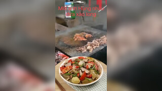 6. Mua lòng xào dưa để mời anh em tài xế nhậu @ anh em tài xế