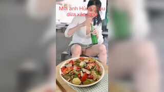 8. Mua lòng xào dưa để mời anh em tài xế nhậu @ anh em tài xế