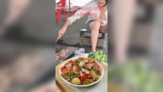 3. Mua lòng xào dưa để mời anh em tài xế nhậu @ anh em tài xế