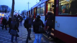 2. Performanca e Milo Moire modelja e zhveshur ne tram