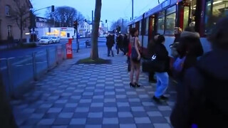 3. Performanca e Milo Moire modelja e zhveshur ne tram