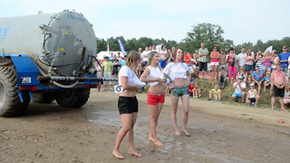 1. Slapjo krekliņu konkurss autokrosā Vecpilī