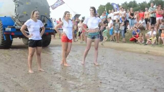 Slapjo krekliņu konkurss autokrosā Vecpilī