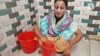 5. Indian housewife bathing vlog/Indian beauti bathing vlog/Desi style bathing/fashion Lady