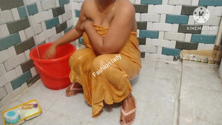 8. Indian housewife bathing vlog/Indian beauti bathing vlog/Desi style bathing/fashion Lady