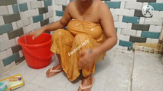 10. Indian housewife bathing vlog/Indian beauti bathing vlog/Desi style bathing/fashion Lady