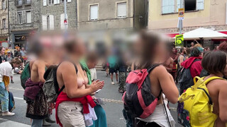 6. Des femmes manifestent seins nus à Aurillac