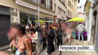 9. Des femmes manifestent seins nus à Aurillac