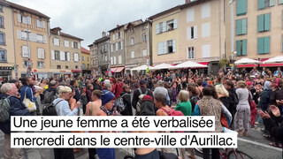 2. Des femmes manifestent seins nus à Aurillac