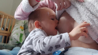 6. breastfeeding, the second day of chickenpox, treated with breast milk #breastfeeding #lactation