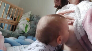 breastfeeding, the second day of chickenpox, treated with breast milk #breastfeeding #lactation