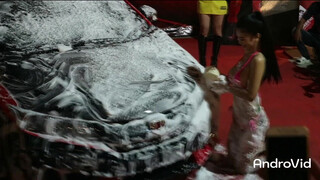 9. cute thai girl doing carwash ????