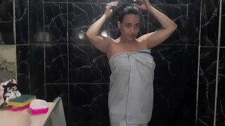 3. Tomando Banho e Depilando…Ficou Lisinha…Taking a shower and shaving …