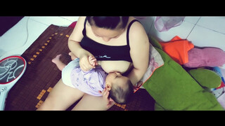 4. Mom Official | The baby is extremely cute, asking her mother to breastfeed