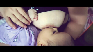 5. Mom Official | The baby is extremely cute, asking her mother to breastfeed