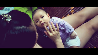 8. Mom Official | The baby is extremely cute, asking her mother to breastfeed