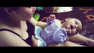 10. Mom Official | The baby is extremely cute, asking her mother to breastfeed