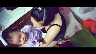 2. Mom Official | The baby is extremely cute, asking her mother to breastfeed
