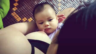 Mom Official | The baby is extremely cute, asking her mother to breastfeed