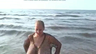 4. Polish model Abbi hits the beach in new summer wear. Nice way to celebrate the summer. Natural N cup