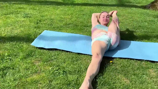 4. Yoga art – stretching! ????????‍♀️