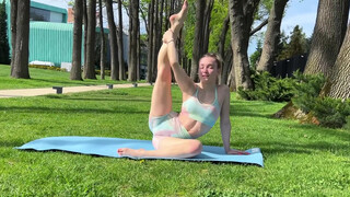 8. Yoga art – stretching! ????????‍♀️