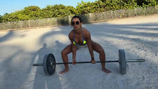 10. ACADEMIA POPULAR EM MIAMI BEACH/ COXAS E GLÚTEOS