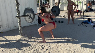 2. ACADEMIA POPULAR EM MIAMI BEACH/ COXAS E GLÚTEOS