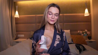 10. [4K] Breastfeeding & Daily Life | Nicole’s Pumping Routine