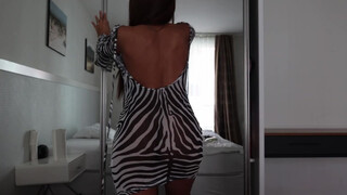 6. 4K Transparent Cleaning the mirror with Bianca