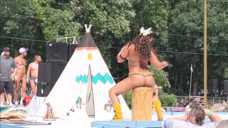5. Thick Native American Hunni Monroe Gets Naked on Stage at Nudes a Poppin