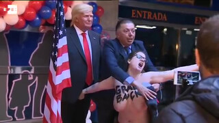 5. Una activista le enseña los pechos a la figura de cera de Trump